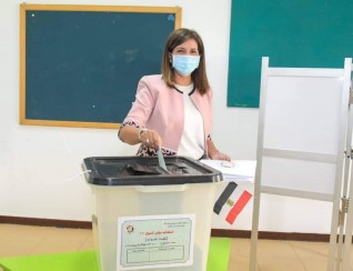 وزيرة الهجرة تدلي بصوتها في انتخابات مجلس الشيوخ