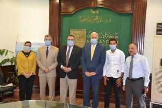 رئيس جامعة الإسكندرية يستقبل الطالب إبراهيم عبد الناصر بائع الفريسكا