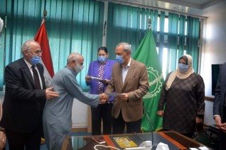 محافظ القليوبية يسلم كارت الفلاح الذكي لعدد من المزراعين بقرية سندنهور