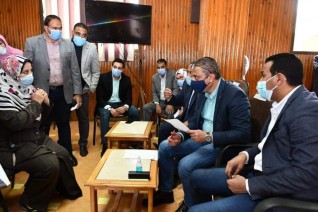 محافظ الفيوم يلتقي عددًا من المواطنين لبحث مطالبهم بمركز اطسا