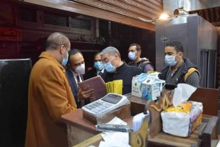 محافظ المنيا يقود حملة لمتابعة مواعيد غلق المحلات والمطاعم والمقاهي