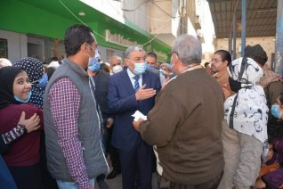 محافظ المنيا يتابع صرف الدفعة الأولى من المرحلة الثانية للمنحة الرئاسية لدعم العمالة غير المنتظمة