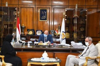 محافظ قنا والقيادات التنفيذية يواصلون استقبال المواطنين للاستماع الى شكواهم