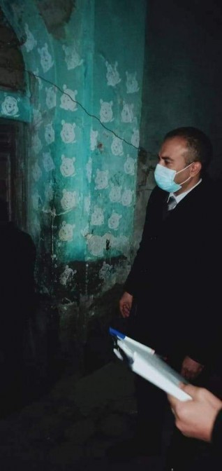 محافظ المنيا يوجه بتوفير سكن بديل لأسرة من الأولى بالرعاية متضررة من انهيار منزلها