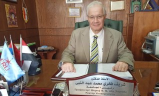 طلاب الجامعة المصرية الروسية يحصلون على درع التقدير للمشاركة فى رالى السيارات محلية الصنع