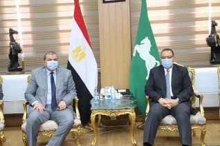 سعفان يواصل جولاته الميدانية لتسليم وثائق التأمين التكافلي للعمالة غير المنتظمة بالشرقية