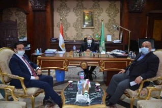 محافظ المنيا يناقش مع أعضاء مجلس الشيوخ عددا من القضايا والمشاكل