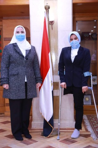 وزیرة التضامن الإجتماعي تستقبل نعمات وتوجه بصرف 10 آلاف جنيه وتوفیر جھاز تعویضي