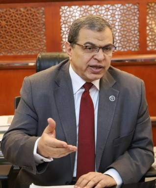 وزير القوى العاملة يحصل على اجور عمال  بالسعودية