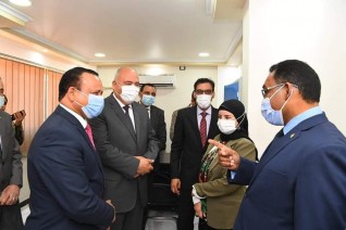 محافظ قنا ونائب مساعد وزير الخارجية يتفقدان مكتب التصديقات والخدمات القنصلية