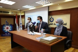 وزير التعليم العالي يكرم الأطباء والعاملين بالمعمل