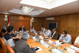 محافظ قنا يتابع معدلات تنفيذ وإنجاز مشروعات الخطة الاستثمارية