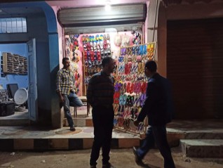 رئيس الوحدة المحلية ورجال الأمن يتابعون تنفيذ قرار مجلس الوزراء