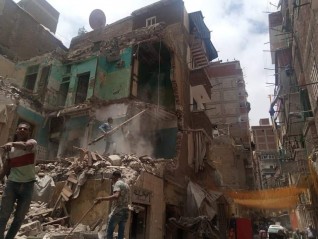 إزالة أحد العقارات غرب الإسكندرية بمعاونة المجتمع المدنى