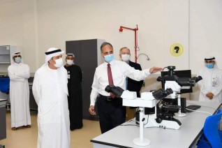 زكي نسيبة يطلع على المبنى الجديد لمختبرات الطب البيطري بجامعة الإمارات