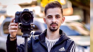 المخرج الفلسطيني خيري صانع يستعد لعرضه المسرحي «أوراق الشجر»