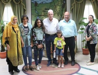 محافظ جنوب سيناء يوزع العيدية والحلوى على الأطفال