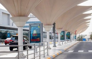 مطار أبوظبي الدولي يتحول لمتحف حافل بالألوان والأضواء