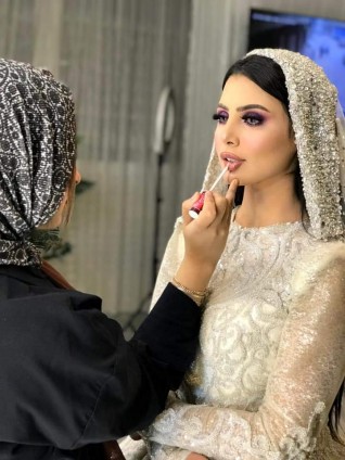 إنجي أبوالعزم تقدم نصائح إستخدام «الميك آب» في موجة الحر