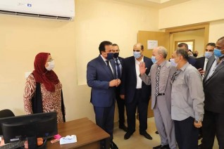 وزير التعليم العالي يتفقد مكتب التنسيق الرئيسي بجامعة عين شمس
