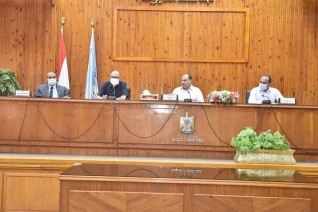 محافظ أسيوط يعقد إجتماعا مع القيادات الطبية والتنفيذية