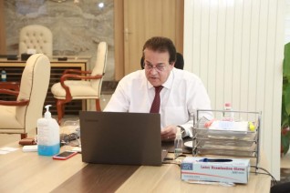 وزير التعليم العالى يتلقى تقريرًا حول جهود الجامعات المصرية فى محو الأمية