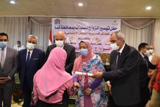 محافظ قنا يسلم جهاز عرائس لـ 89 فتاة من المقبلات على الزواج