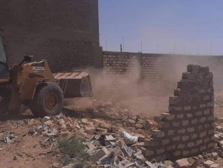 إزالة ٣٠ حالة تعدى على أراضى أملاك الدولة بمراكز قفط والوقف وفرشوط