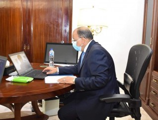 وزير التنمية المحلية يعقد اجتماعاً مع رئيس اتحاد مجالس ومدن الكاميرون لاستكمال مباحثات التعاون المشترك بين الجانبين