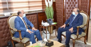 وزير التنمية المحلية يتابع مع محافظ أسوان معدلات تنفيذ مشروعات تطوير الريف المصرى ضمن مبادرة "حياة كريمة "