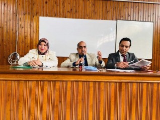 ندوة عن  "دور مركز التنمية المستدامة بالجامعة فى إعداد الشباب" بكلية التجارة بالسويس