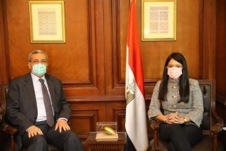 وزيرة التعاون الدولي تبحث مع السفير الجزائري بالقاهرة العلاقات الاقتصادية المشتركة بين البلدين