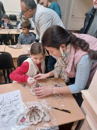 أطفال روسيا يصنعون فانوس رمضان