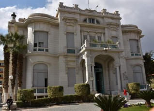 جامعة عين شمس تهنئ علمائها الفائزين بجوائز الدولة المختلفة
