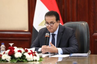 وزير التعليم العالي يتابع الموقف التنفيذي لجامعة المنيا الأهلية