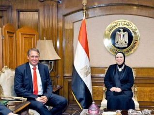 وزيرة التجارة والصناعة تبحث مع شركة مرسيدس-بنز ايجيبت خطط الشركة لتعزيز استثماراتها في السوق المصري