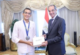 وزير الاتصالات يكرم الطالب محمد الجندى بجامعة مصر للمعلوماتية لفوزه بفضية العالم للخماسى الحديث