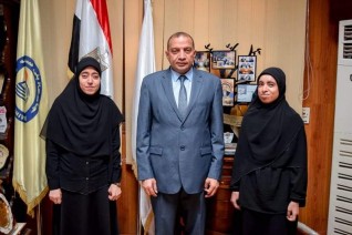 رئيس جامعة بنى سويف يلتقي الطالبتين حنان وليلى ويقرر إعفائهما من المصروفات الدراسية