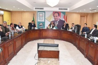 محافظ قنا يلتقي بأصحاب وحدات الطعام المتنقلة