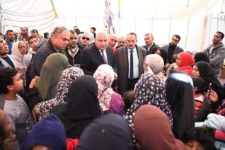 محافظ قنا يفاجئ فروع الشركة المصرية ومعارض بيع السلع الغذائية والاستهلاكية