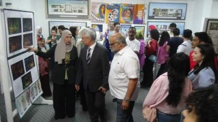 رئيس جامعة المنيا يفتتح المعارض الطلابية بفنون المنيا
