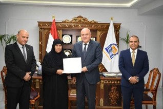 محافظ قنا يكرم الامهات المثاليات