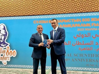 جمهورية كازاخستان تقلد مصطفي وزيري وسام شفاعة لجهوده في الإكتشافات الأثرية الأخيرة