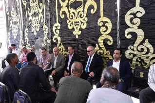 محافظ قنا يقدم واجب العزاء لأسر ضحايا عاصفة دانيال ويؤدى صلاة الغائب