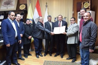 رئيس جامعة بني سويف يتسلم " وثيقة شكر" من عميد كلية الخدمة الاجتماعية وعدد من قيادات الكلية