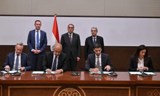 رئيس الوزراء يشهد مراسم توقيع اتفاقية حق الانتفاع لمشروع إنتاج طاقة الرياح بـ "خليج السويس" و "جبل الزيت" باستثمارات 1.5 مليار دولار
