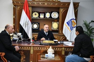 محافظ قنا يواصل استقبال  المواطنين يوميا بمكتبه لبحث شكواهم