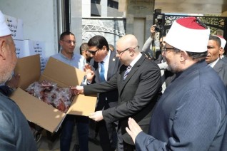 محافظ بني سويف ووزير الأوقاف يشهدان استلام 2 طن  لحوم من صكوك الأضاحي والإطعام لتوزيعها على  الأولى بالرعاية
