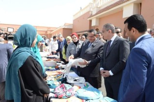 وزير التنمية المحلية ومحافظ الفيوم يتفقدان معرض "أيادي مصر" للحرف اليدوية والتراثية
