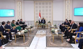 رئيس الوزراء يلتقي النائب الأول لرئيس البنك الأوروبي لإعادة الإعمار والتنمية